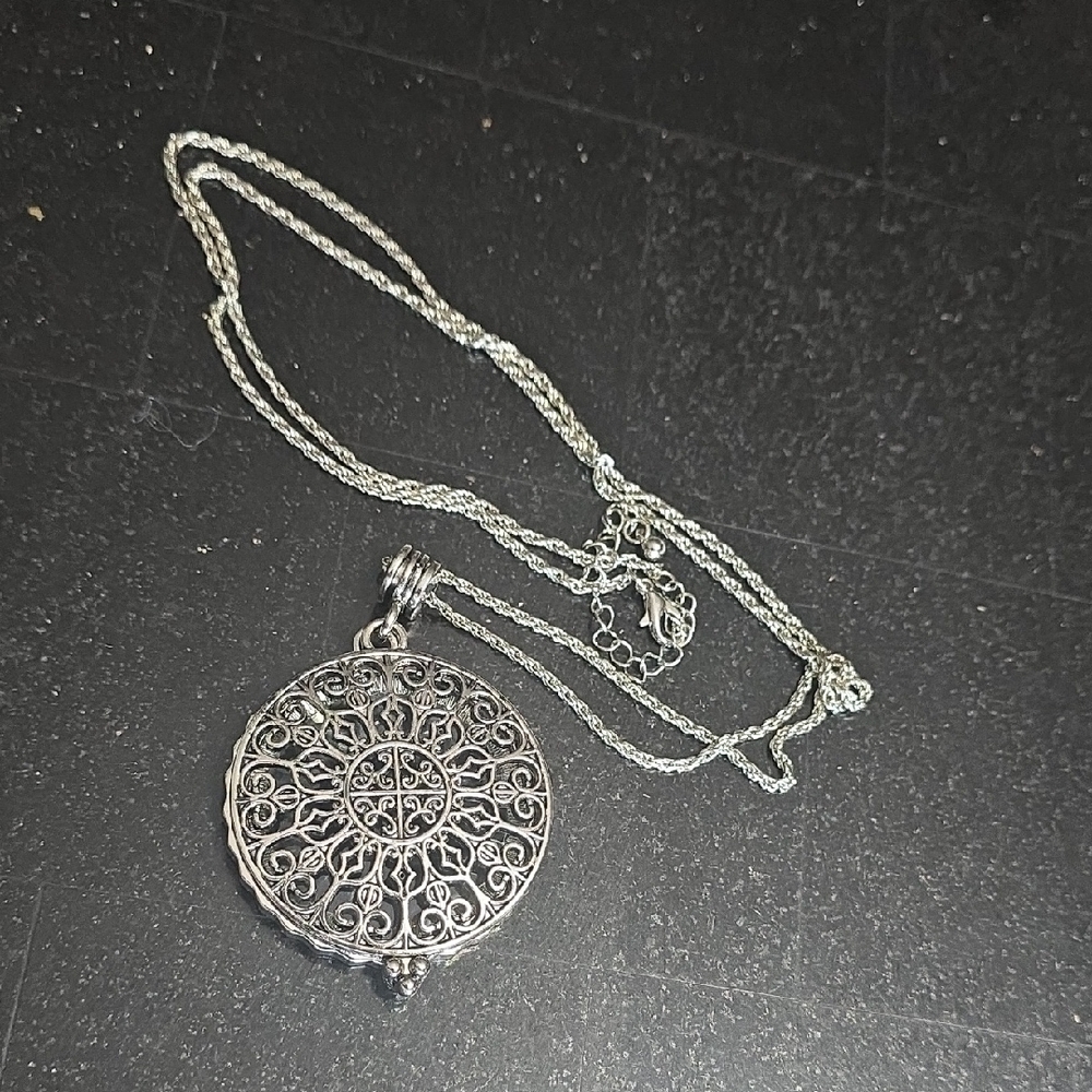 Elegant Silver Pendant Magnifying Glass Necklace